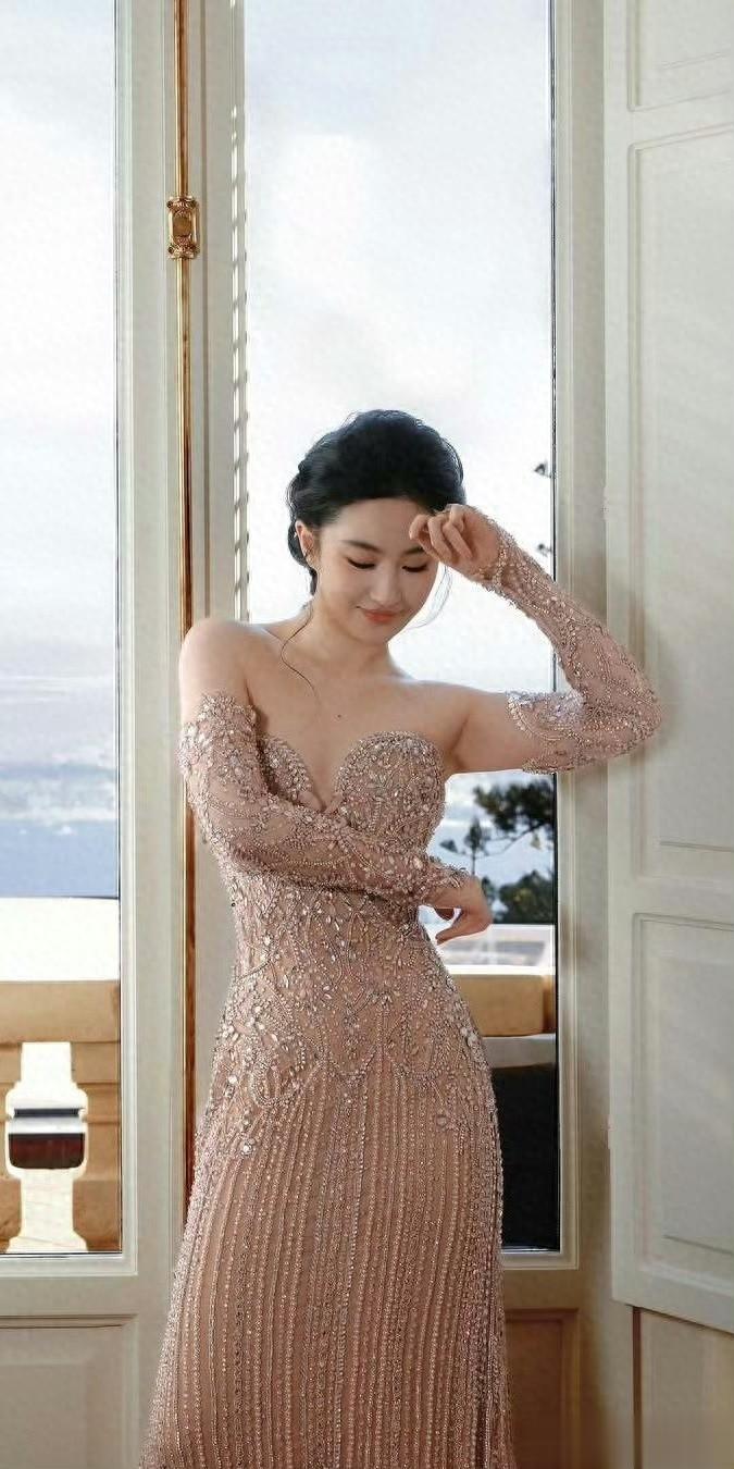 刘亦菲穿搭壁纸：抹胸钻饰纱裙，好一个风华松弛的茜茜公主。