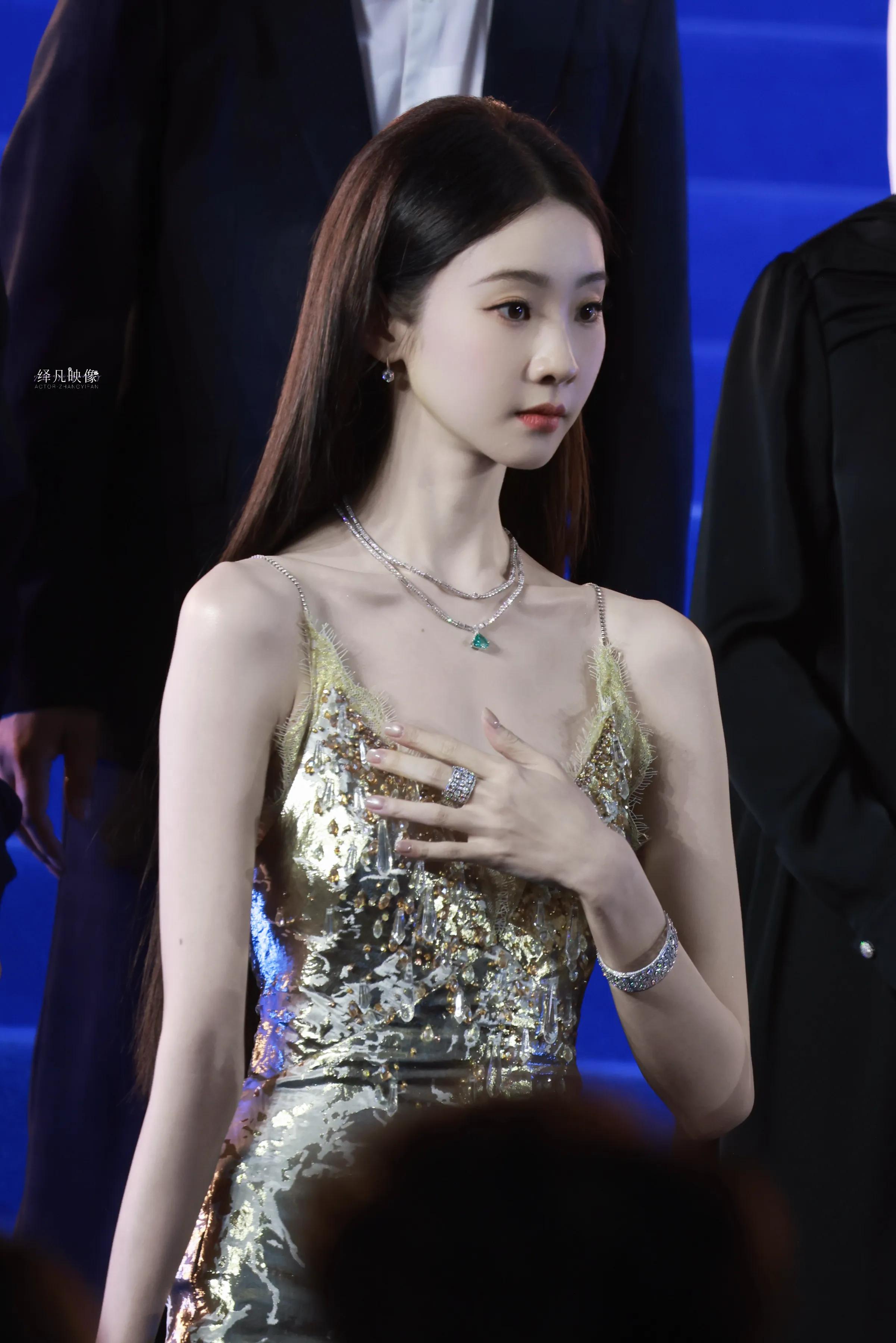 张艺凡，体态轻盈，身姿优美。