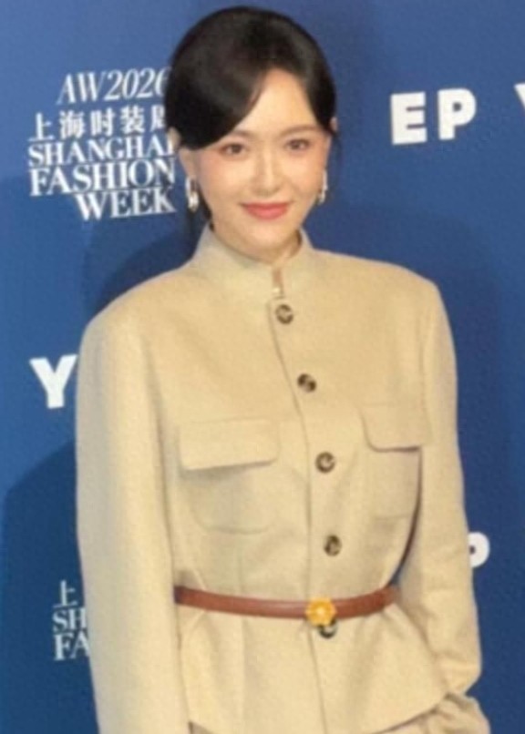 唐嫣亮相上海时装周卡其色新中式套装美出新高度