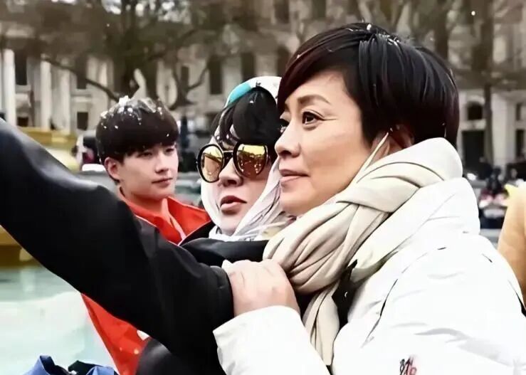 毛阿敏放弃200亿遗产带娃逃往美国：当初笑她傻，如今才知多高明