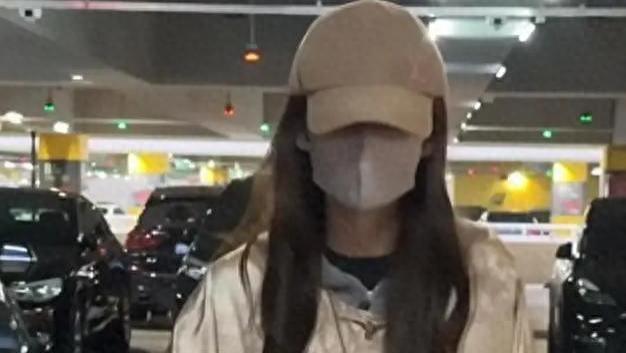 杨颖母子返回上海，穿金戴银，女王范十足！