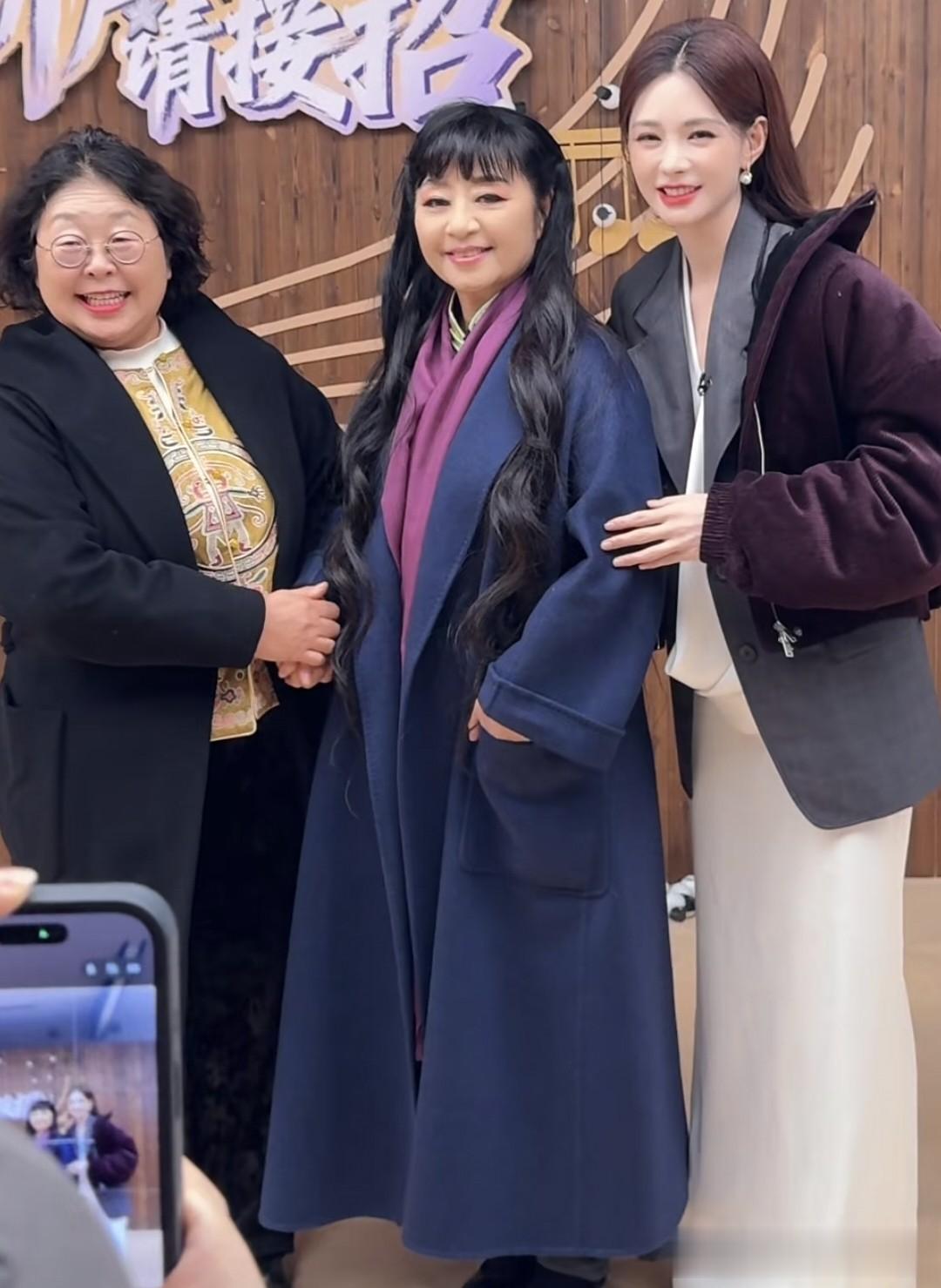 沈梦辰带婆婆见70岁殷秀梅,海涛妈妈激动落泪,那英也给面子合影