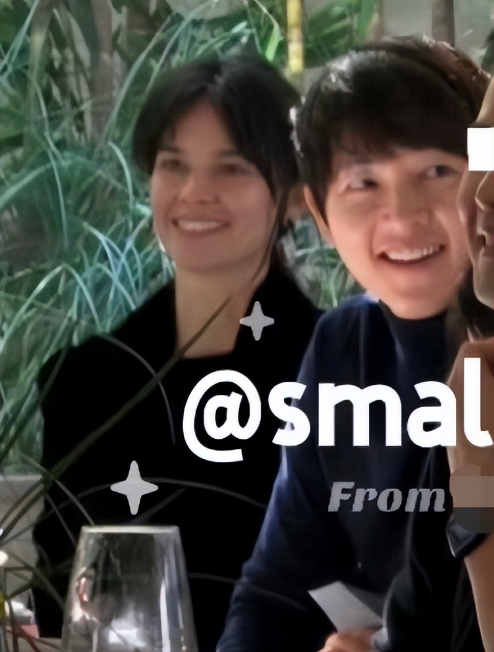 宋仲基幸福肥藏不住！携英籍妻赴婚礼，脸肿姨味浓差点没认出