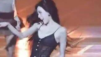 知名女团成员瘦到令网友们担忧：身形看起来更加单薄了！