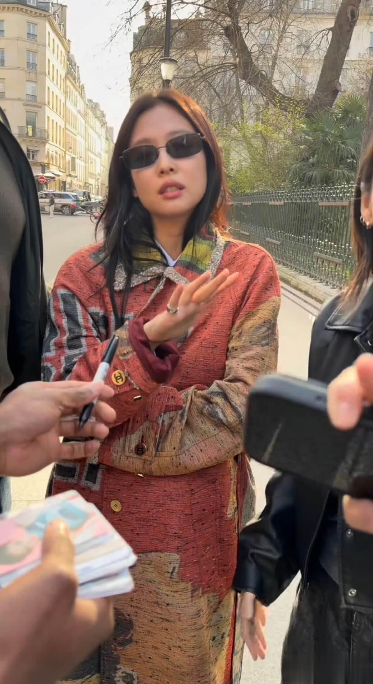 被指傲慢无礼又种族歧视?Jennie巴黎签名态度引争议!粉丝还原真相