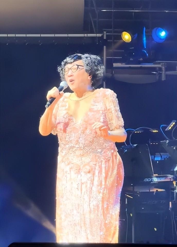 83岁卢海鹏开演唱会，上台颤颤巍巍要人扶，和小8岁陈百祥像父子