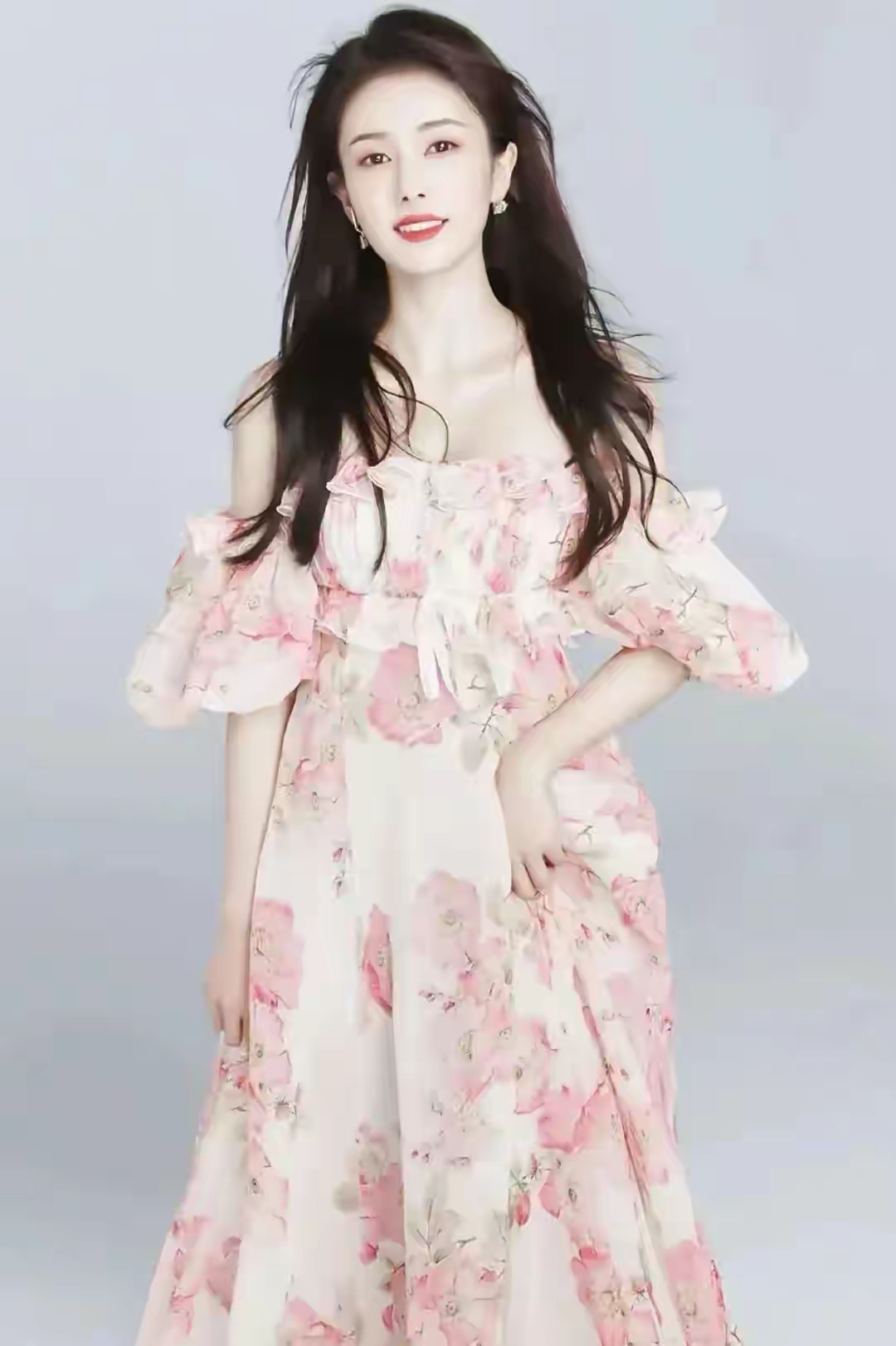 白鹿一袭淡粉色碎花连衣裙,显白显嫩显气质