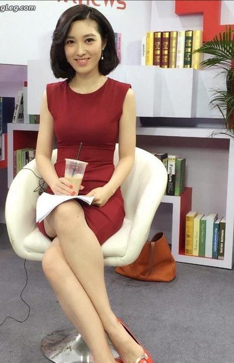 上海主持何卿：曾和国脚谈恋爱，多次亮相央视，如今女儿成她骄傲