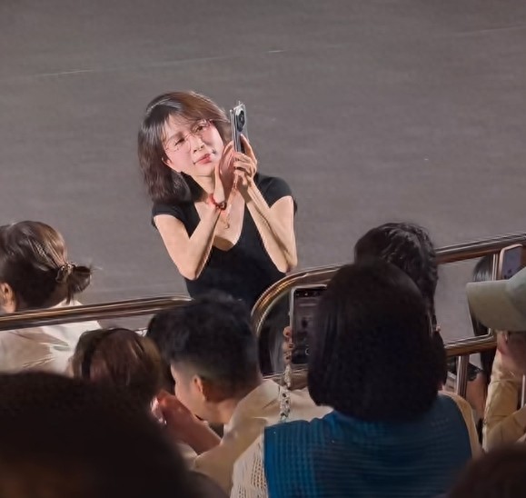 金巧巧一家三亚过年，富豪老公于东罕露脸 带俩孩子追星互动很恩爱