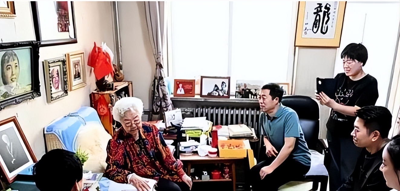 98岁的田华也没想到，风光一辈子老了住旧房子，孙子成了晚年依靠