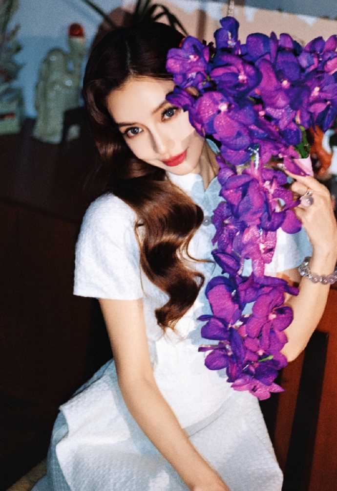 人比花娇！杨颖白裙拥紫美图赏析