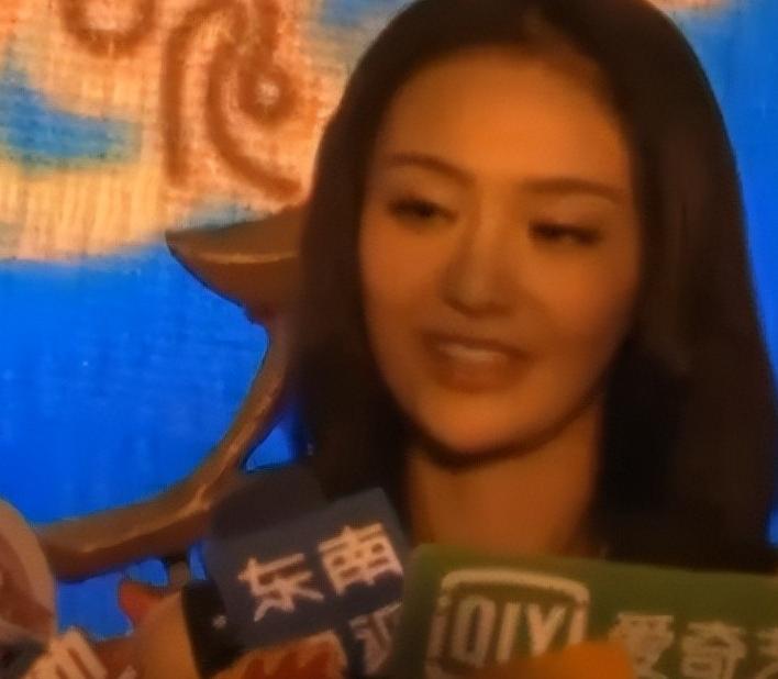 35岁郑爽近照！形象管理失败，彻底成了素人，在美日子舒坦了