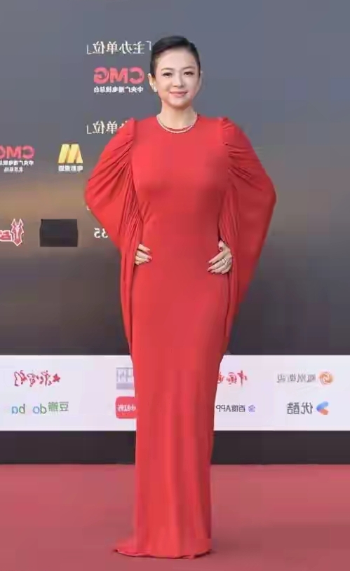 这一夜北京妖艳四射的辛芷蕾和娜扎，却败给了全裹出镜的章子怡