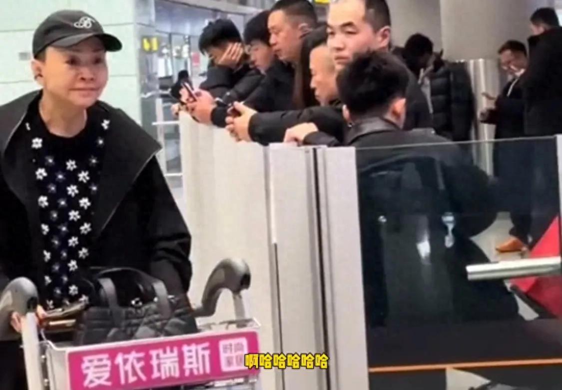 宋丹丹回京，儿媳博谷带着两个孩子来接奶奶，宋丹丹拥抱了儿媳！