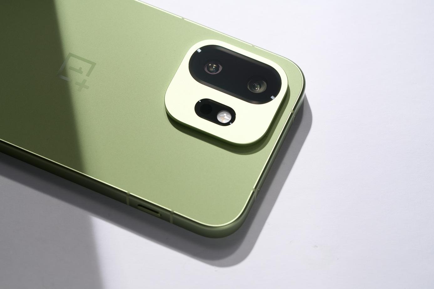 小屏愛好者閉眼沖！一加 15T，這才是單手用著爽的全能旗艦