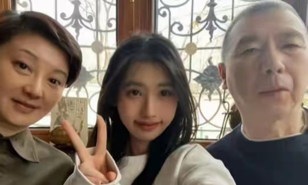 徐帆回应离婚7个月后，67岁冯小刚再惹争议，养女徐朵成导火索