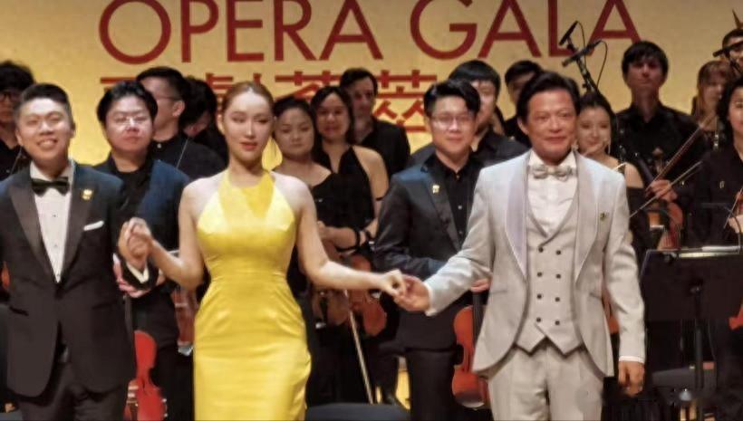 抛弃结婚26年的发妻,转身娶90后女学生,67岁莫华伦如今太幸福