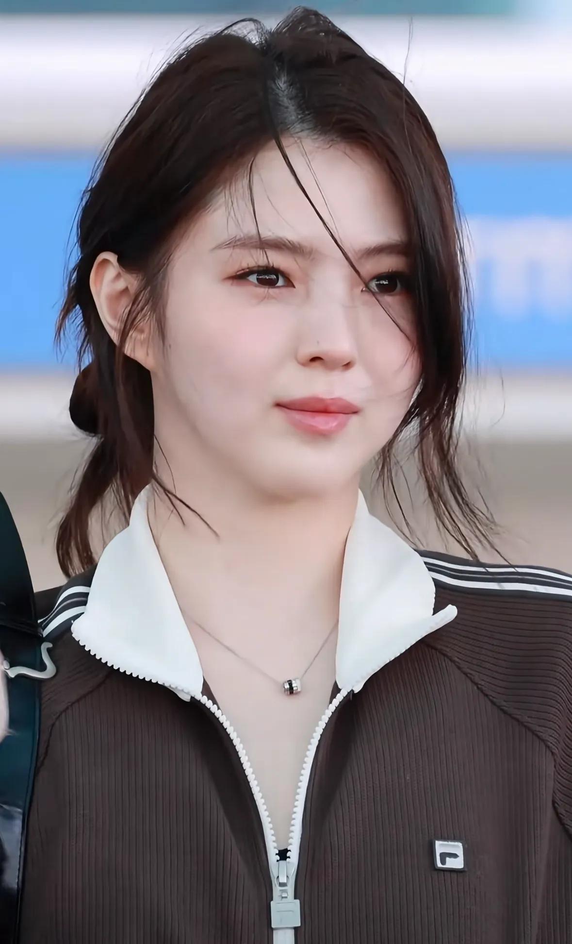 韩素希现身机场，寒风中穿薄外套和短裤，冷的瑟瑟发抖却依然貌美