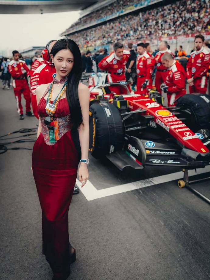 克拉拉额头的骨相太耀眼了，简直是老天赏饭。