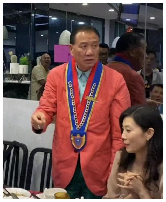 39岁影帝万梓良，新加坡酒店邂逅空姐，结局万万没想到！