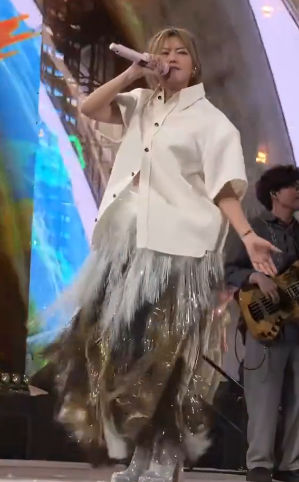 孙燕姿演唱会造型翻车,造型师审美遭群嘲,满脸发福状态堪忧