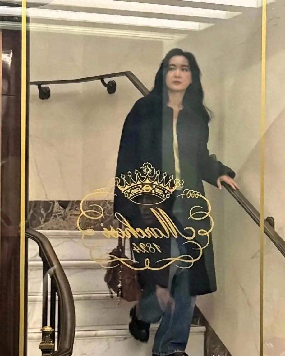 贾玲已经完全是另外一个人了，不再肥胖搞笑，而是高冷时尚!
