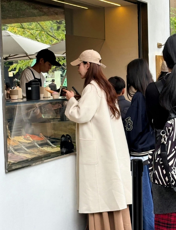 33岁马筱梅被拍到逛夜市？汪小菲娇妻身体底子好，产后15天就出门