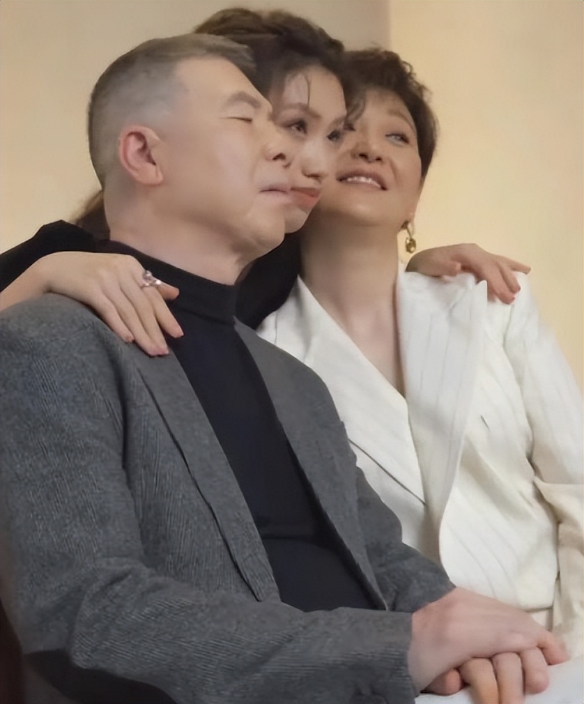 与徐帆离婚传闻仅7月,冯小刚贴脸养女徐朵,荒唐的事还是发生了