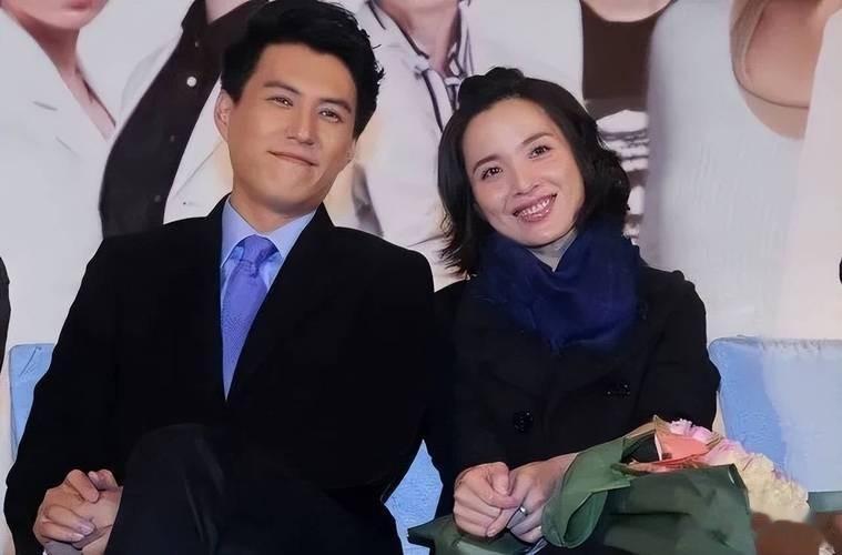 她26岁成双料影后，二婚嫁靳东高龄生下俩儿子，如今48岁被宠成宝