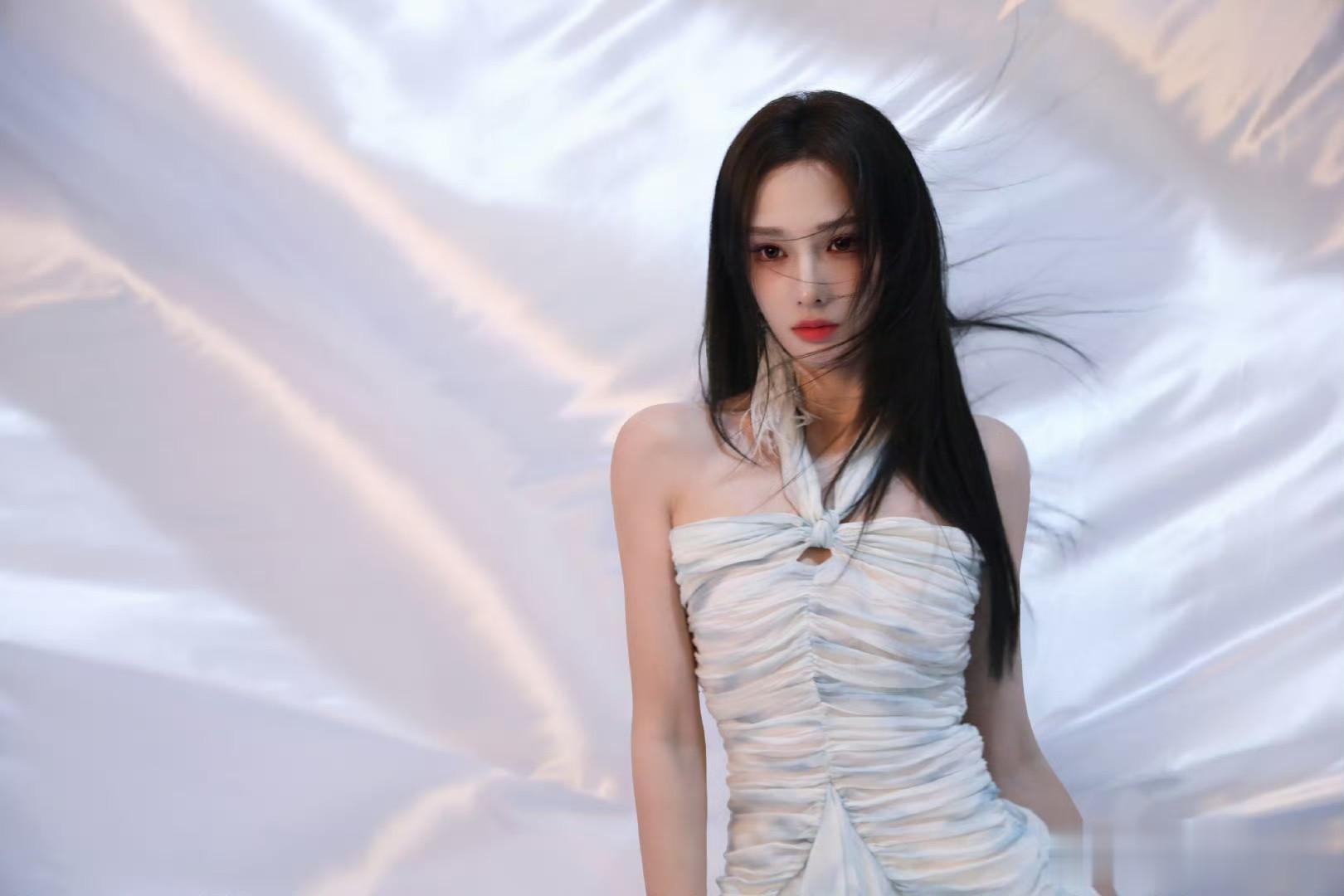 彭小苒，眼波里裹着故事感