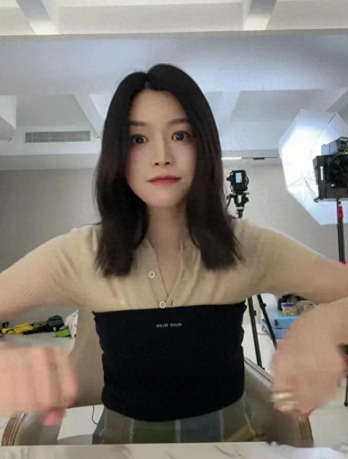 42岁离婚后更辣？陈妍希杀疯了，她的腰臀比和少女感谁看了不迷糊