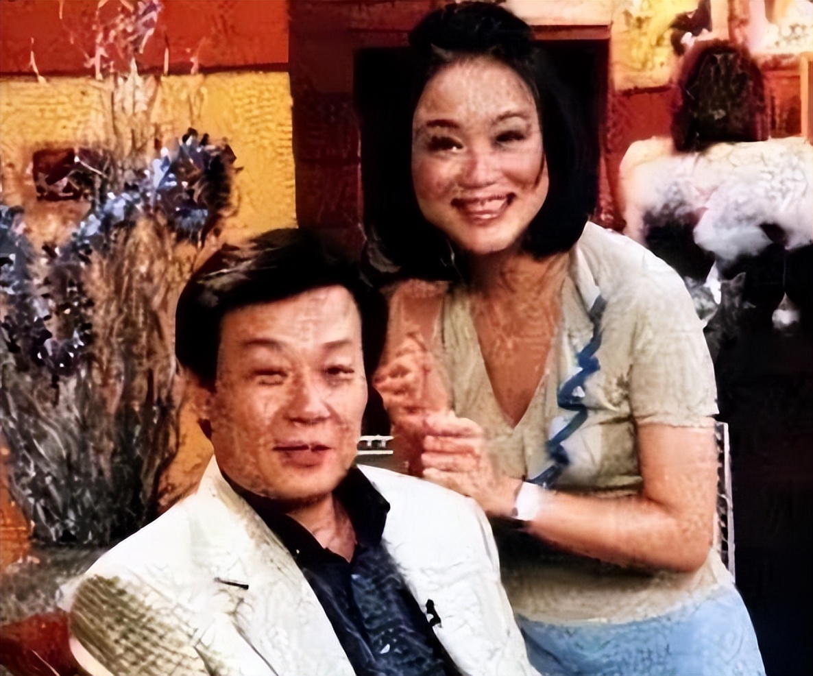 她知三当三，和有妇之夫生活近30年，如今带娃定居美国生活很潇洒