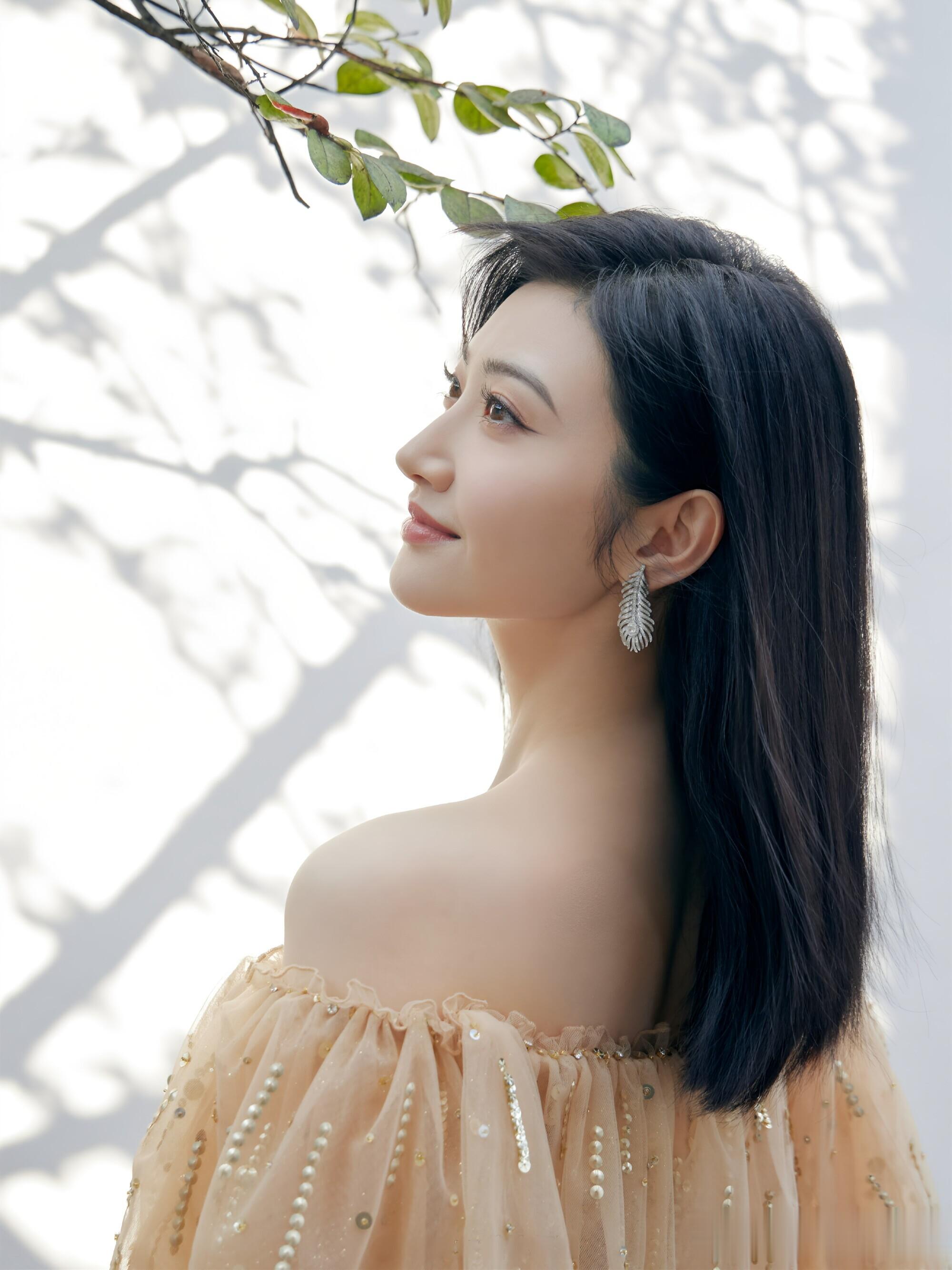 贵气值拉满!景甜一袭金纱裙美成豪门千金,自带万千风华