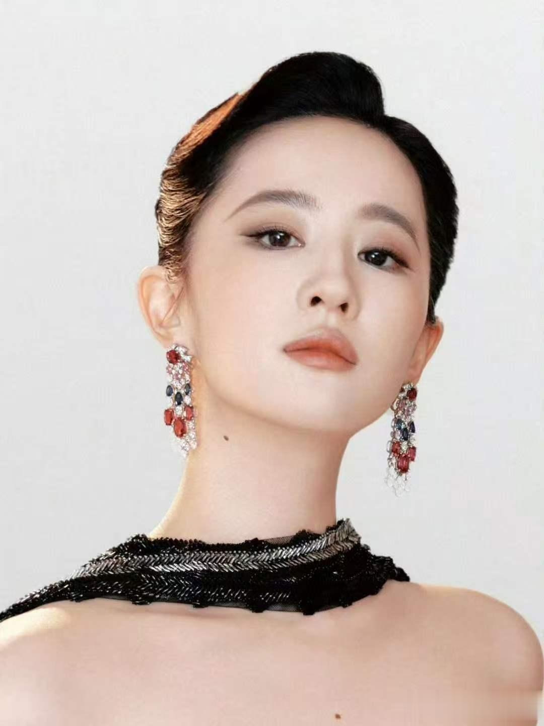 刘亦菲黑色抹胸裙搭配纱巾,盘起头发的样子内娱第一仙女!