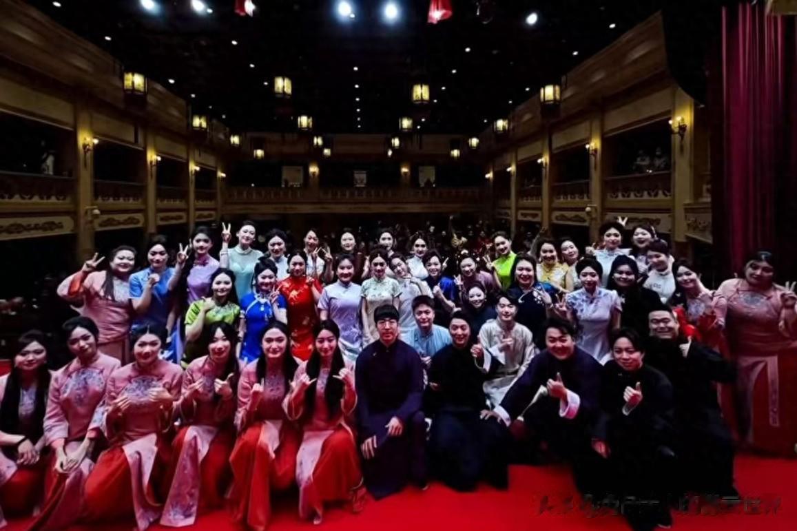 德云鼓曲社封箱完成，全家福被晒，董事长王惠含金量不断提升