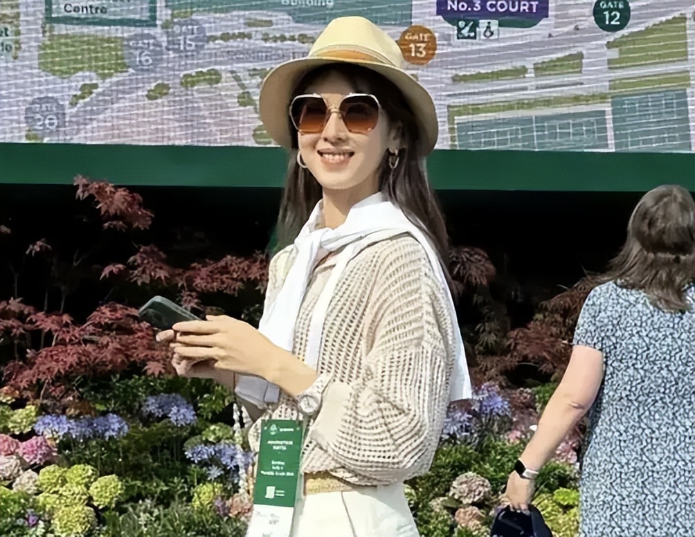 刘强东的老婆章泽天，生了3个娃还能保持这身材，确实厉害