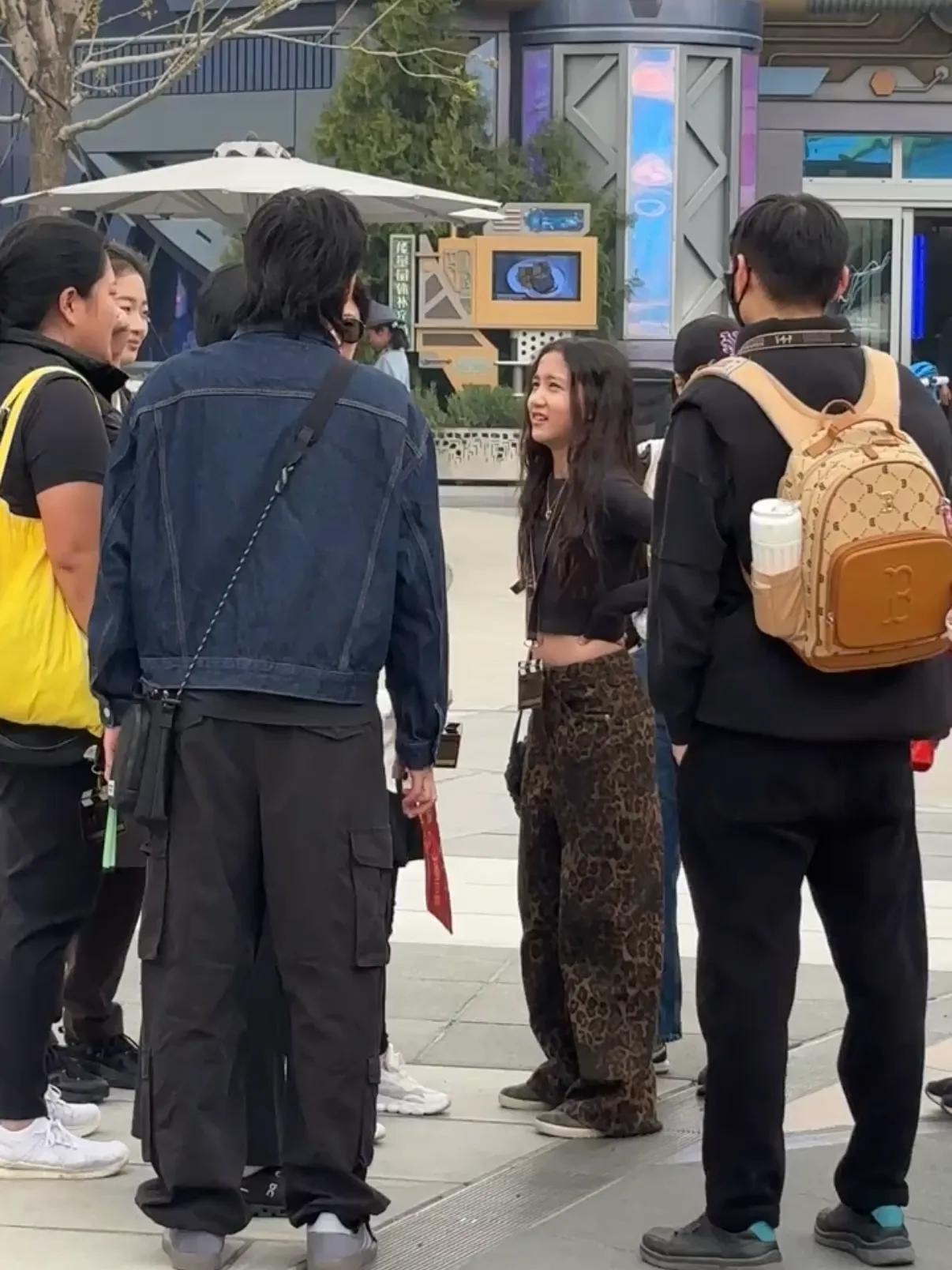 孙莉带子女逛环球影城，12岁黄少艾太像黄磊，辣妹风打扮星范十足