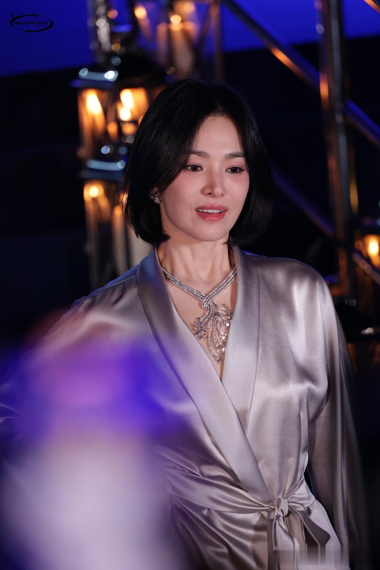 宋慧乔活动美图,干练短发缎面丝质长裙,优雅气质迷人。