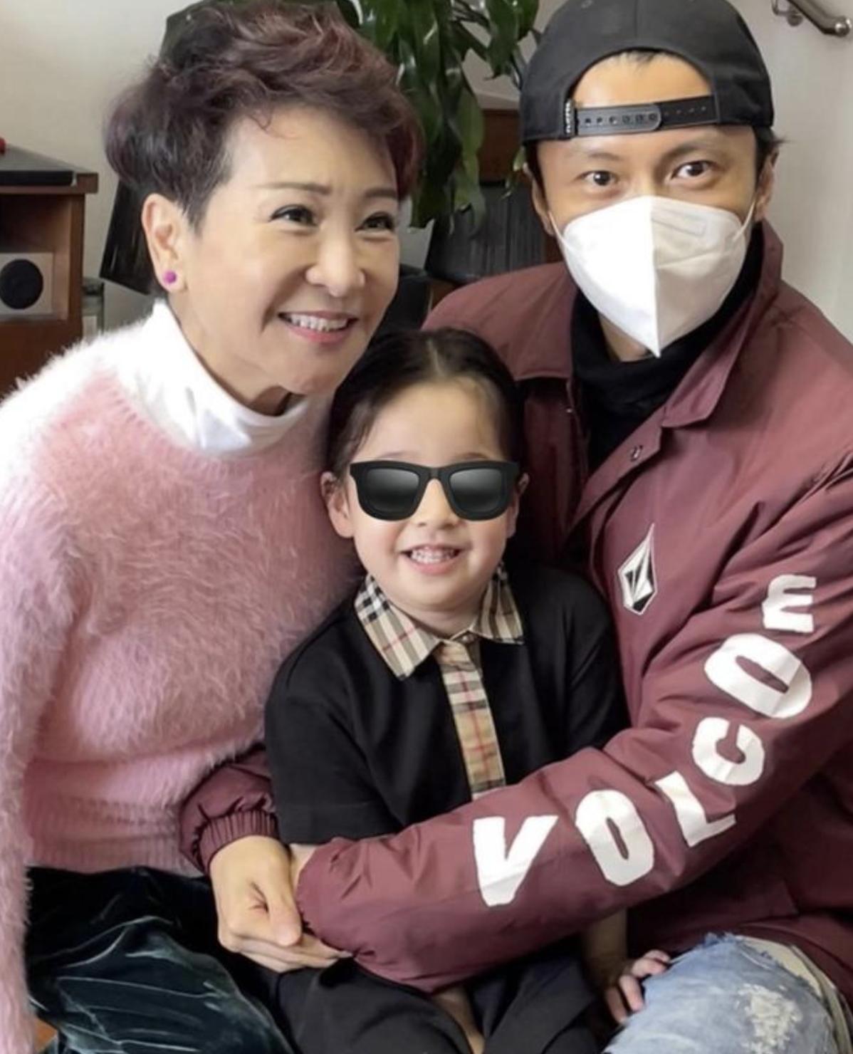 谢婷婷回国看谢霆锋演唱会，与7岁女儿坐观众席，母女自拍好开心