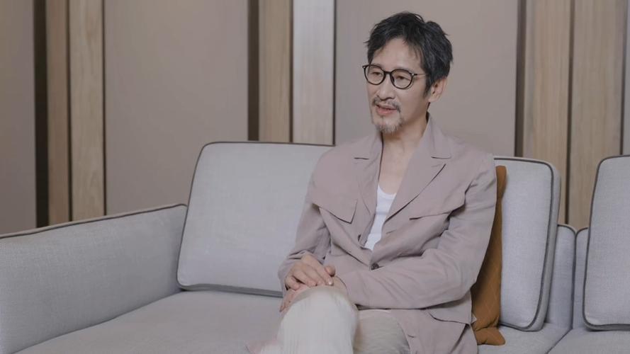 人在家中坐，祸从天上来！58岁演员王劲松，终是步入了靳东的后尘