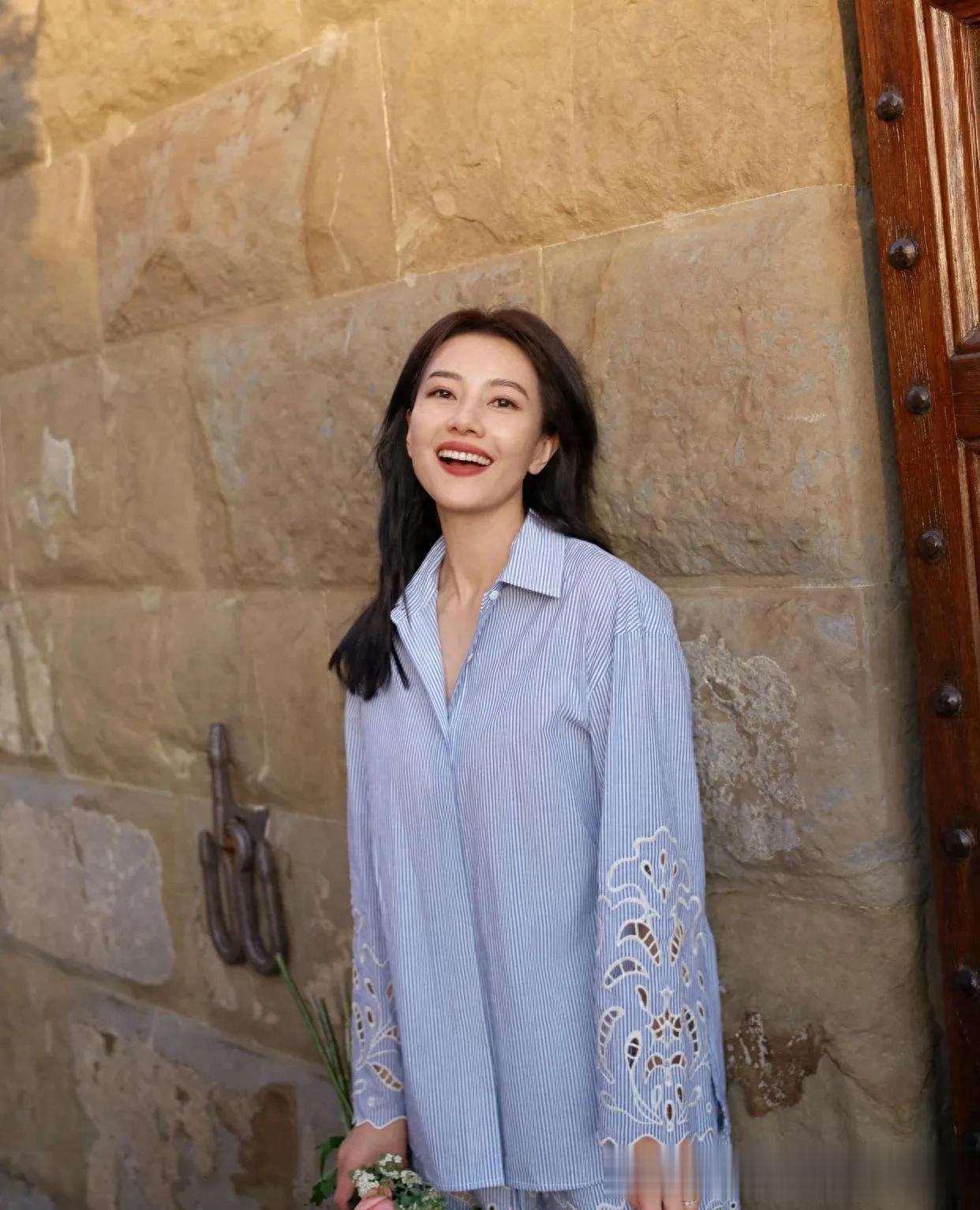 高圆圆的中年穿搭真时髦!条纹衬衫+蕾丝边短裤,清爽减龄又高级