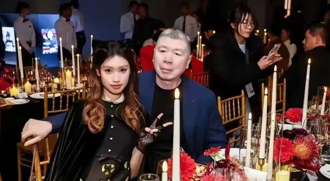 冯小刚的两个女儿：一个住美国大别墅，一个挤北京老小区