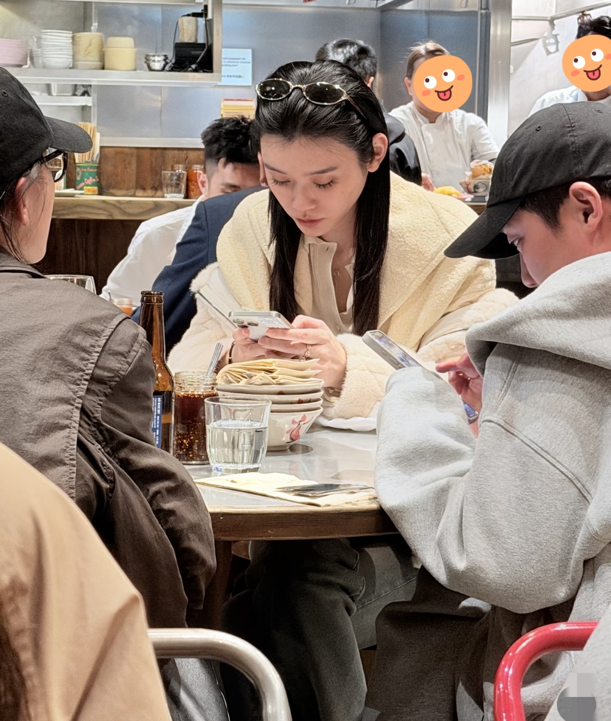 奚梦瑶和好友吃饭被偶遇，她素颜睫毛好长，头发看起来就像有钱人