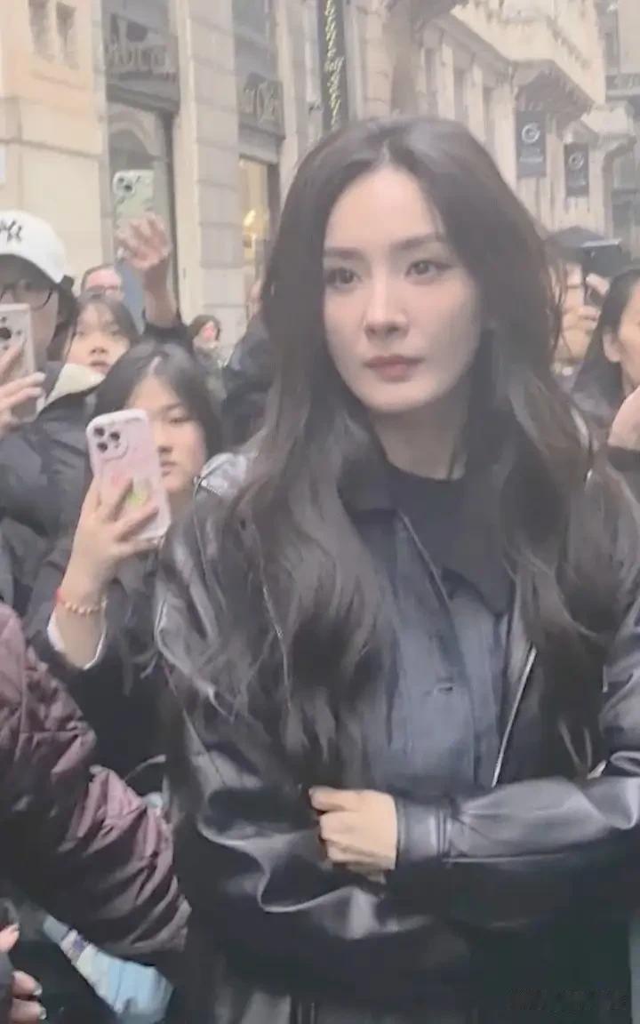 39岁杨幂在米兰街头被偶遇，她穿着皮衣，脸瘦了好多，妆容好犀利