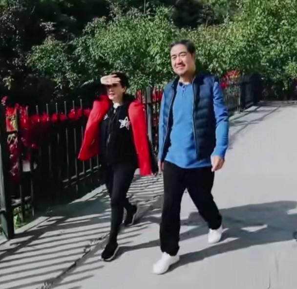 张国立邓婕退休回农村，邀请村民上家里玩，一点都不摆架子