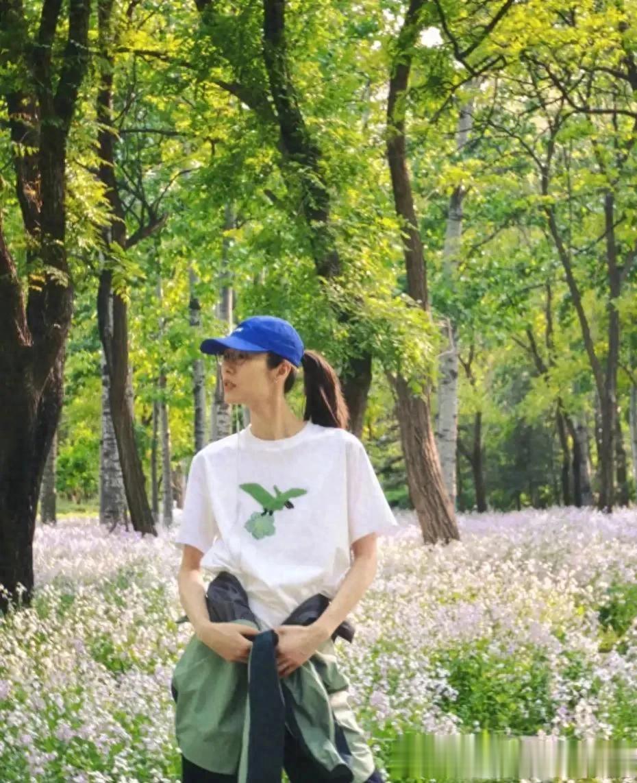 刘雯私服穿搭真随性！印花T恤+牛仔裤+蓝色棒球帽，时髦又减龄！