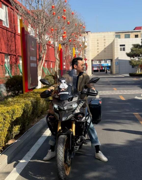 朱珠一家给奶奶拜年,香奈儿随手扔地上,100岁奶奶看着好显年轻