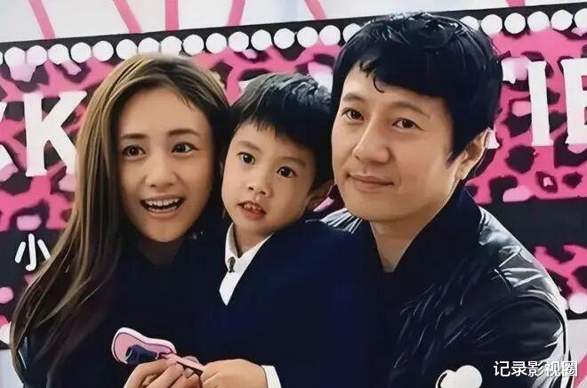 43岁刘芸近况曝光！嫁给郑钧婚姻幸福，如今15岁儿子走路姿势引发热议