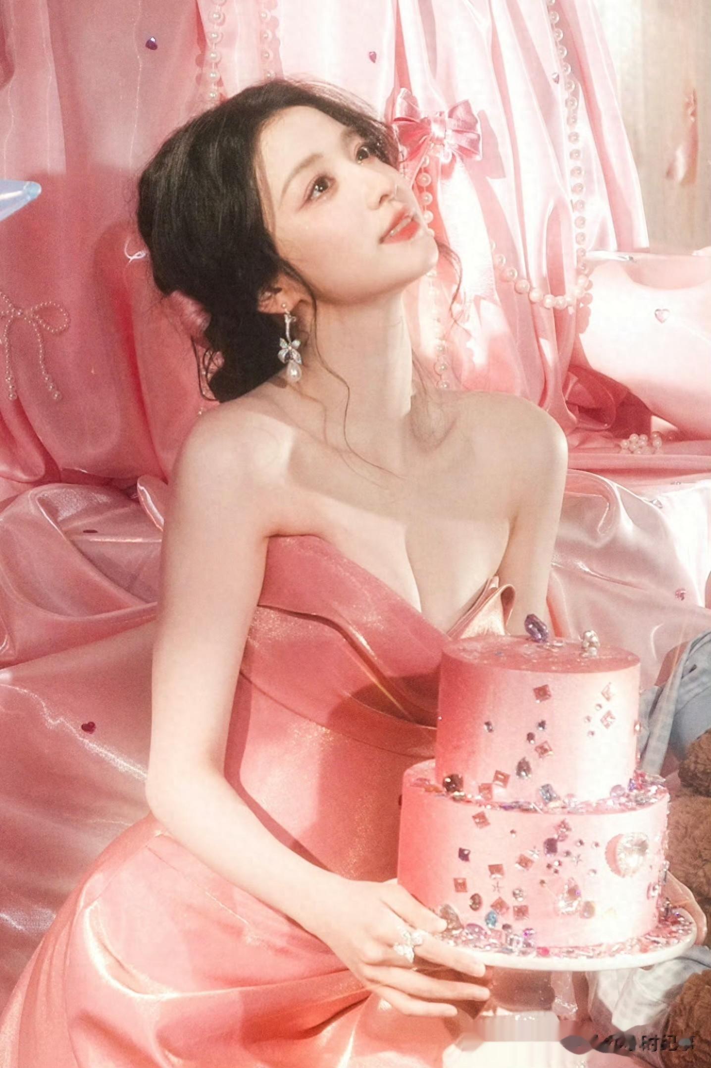 王楚然｜生日写真照，满分女好美，甜美的同时又不失个性