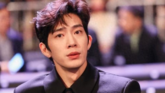 井柏然刘雯机场十指紧扣，六年恋情甜翻全网！